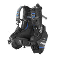 Chaleco compensador Cressi Aquaride Blue, tipo jacket semiclásico con tirantes de hombro ajustables e independientes de la cámara de aire, para un ajuste que no se aprieta al inflar. Sistema de lastre integrado Flat Lock Aid de perfil bajo y bolsillos de fácil acceso. Mochila rígida superligera con asa, pensado para máxima comodidad en cualquier nivel de buceo.