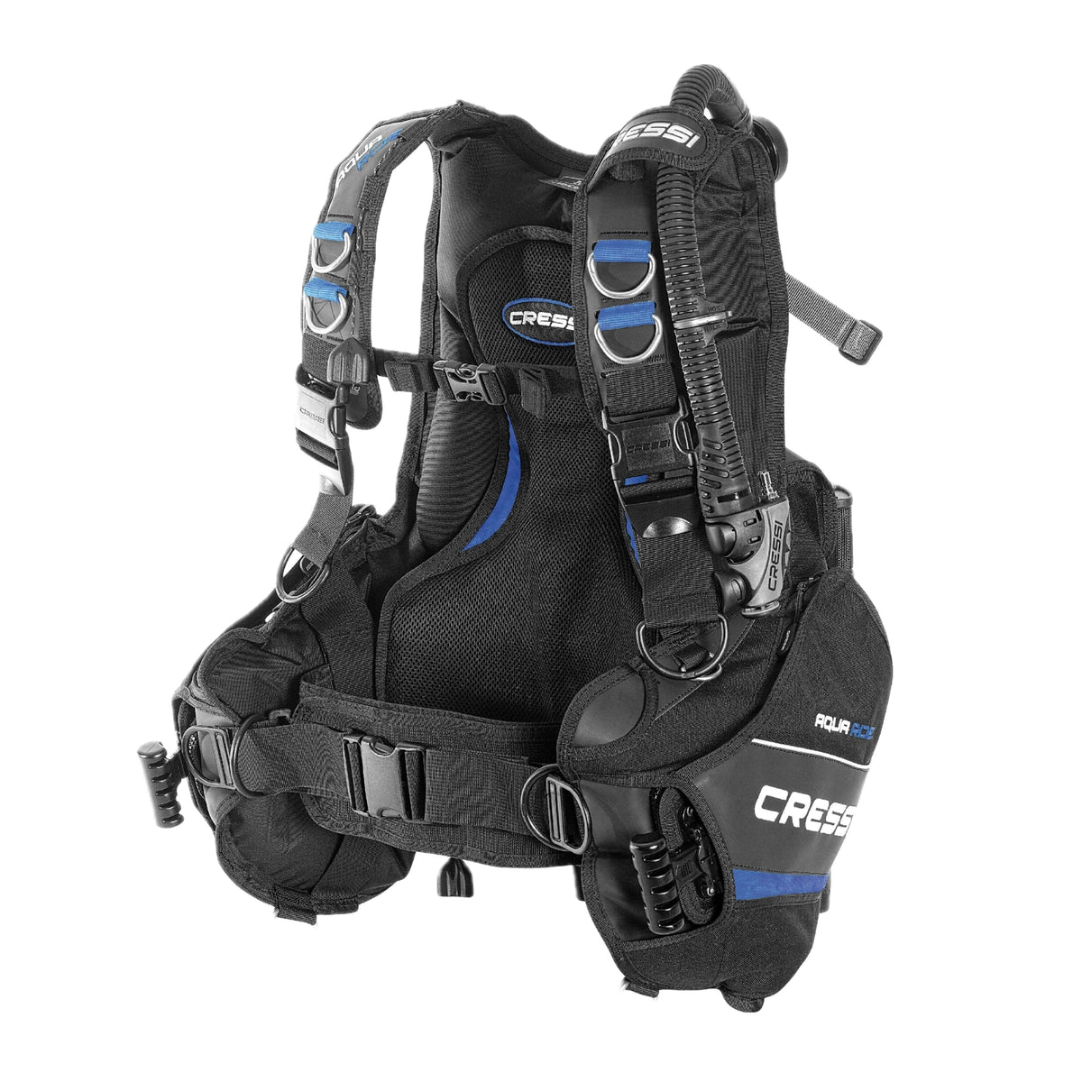 Chaleco compensador Cressi Aquaride Blue, tipo jacket semiclásico con tirantes de hombro ajustables e independientes de la cámara de aire, para un ajuste que no se aprieta al inflar. Sistema de lastre integrado Flat Lock Aid de perfil bajo y bolsillos de fácil acceso. Mochila rígida superligera con asa, pensado para máxima comodidad en cualquier nivel de buceo.