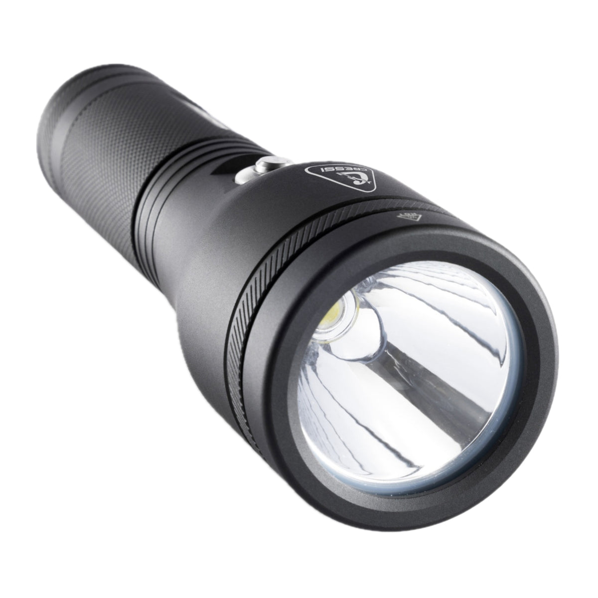 Linterna de buceo Cressi Astra 2100 S, LED CREE XHP50 de 2000 lúmenes que realza los colores reales bajo el agua. Batería de litio recargable de 5000 mAh, con conector magnético que carga en solo 2 horas.