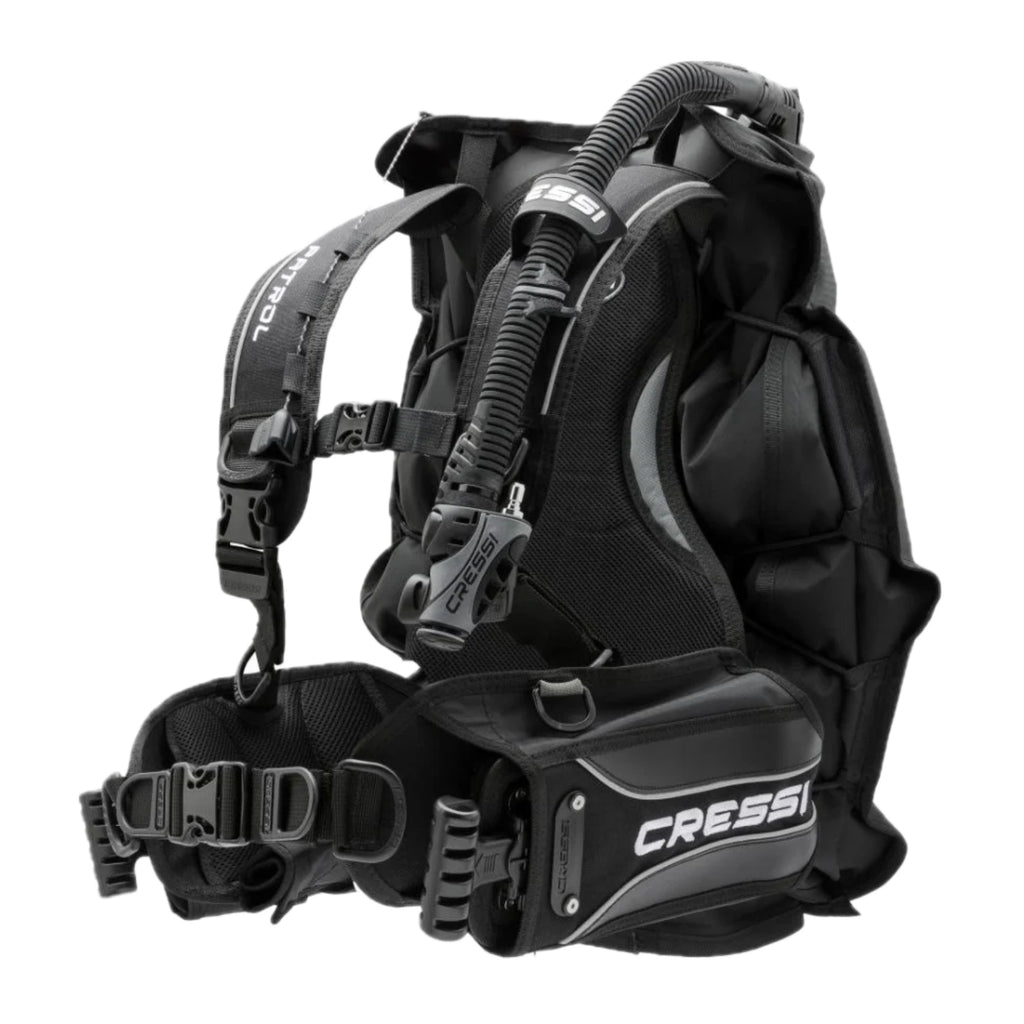 Chaleco compensador Cressi Patrol, de inflado 100% dorsal, ligero pero robusto y con volumen de transporte reducido. Cámara de aire de alta capacidad de elevación con cincha elástica de sujeción, pensado para viajes y todo tipo de inmersiones. Sistema de lastre Lock Aid System integrado en el perfil, de inserción y liberación rápida y segura.