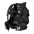 Chaleco compensador Mares Magellan HD de asiento trasero, con 180 N de flotabilidad para un control óptimo en inmersión. Acolchado X-tra en la zona lumbar y diseño ergonómico de hombreras para máximo confort. Sistema de lastre estándar con bolsillos extraíbles, pensado para buceadores de todos los niveles.