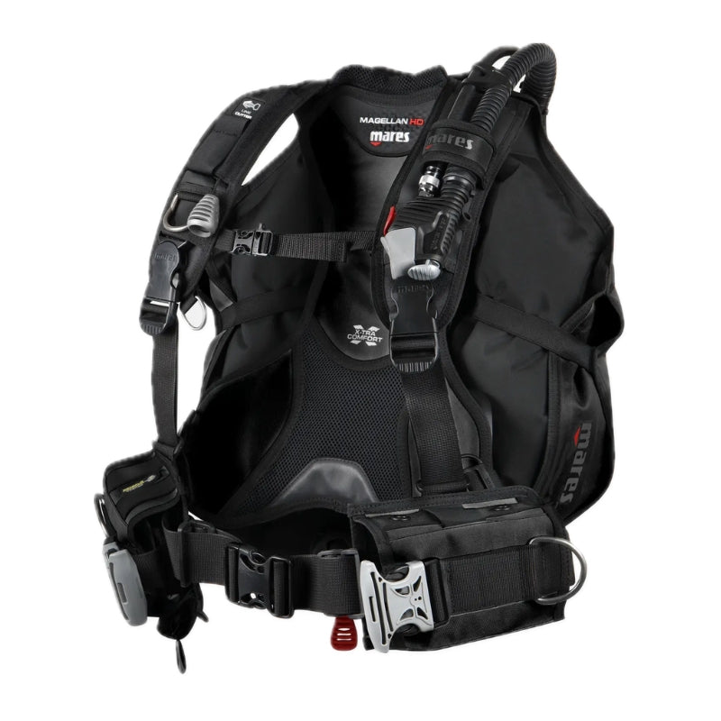Chaleco compensador Mares Magellan HD de asiento trasero, con 180 N de flotabilidad para un control óptimo en inmersión. Acolchado X-tra en la zona lumbar y diseño ergonómico de hombreras para máximo confort. Sistema de lastre estándar con bolsillos extraíbles, pensado para buceadores de todos los niveles.