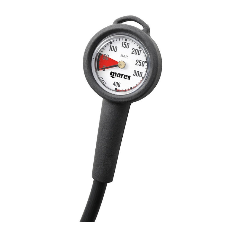 Manómetro de buceo Mares MR-1, compacto y ligero con cápsula de solo 55 mm de diámetro para no sobrecargar el equipo. Carcasa de latón resistente y ventana de tecnopolímero antiimpacto, compatible de fábrica con mezclas Nitrox. Incluye latiguillo de alta presión y consola protectora de goma lista para usar.